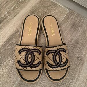 Sandales compensées Chanel beige
